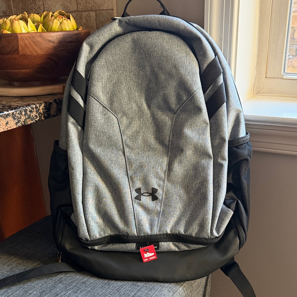 🆕Under Armour Men's Backpack in Gray and Black🌄